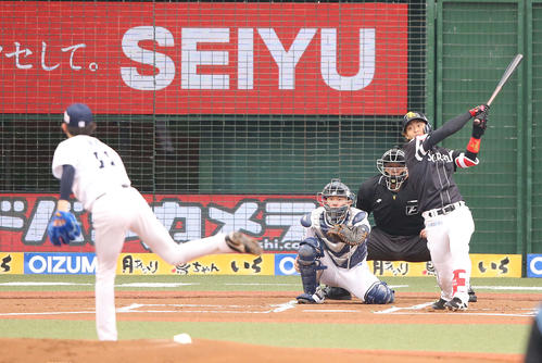 西武対ソフトバンク　1回表ソフトバンク2死、先制の右越え本塁打を放つ今宮。投手今井（撮影・河野匠）