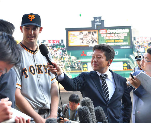 阪神対巨人　甲子園で勝利し笑顔でインタビューを受けるテイラー・ヤングマン（撮影・上田博志）
