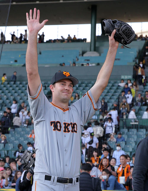 阪神対巨人　8回無失点で勝利投手のヤングマンは声援に手を振って応える（撮影・松本俊）