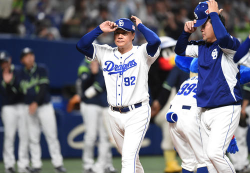 試合終了、スタンドのファンに一礼し引き上げる与田監督（撮影・森本幸一）