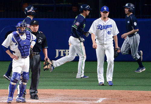9回表ヤクルト2死満塁、雄平に2点適時打を打たれがっくりの鈴木博（撮影・森本幸一）