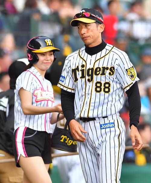 阪神対巨人　8回、投手交代を告げる矢野監督（撮影・上田博志）