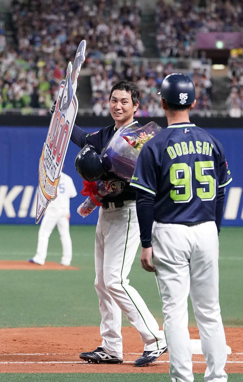 中日対ヤクルト　6回表ヤクルト1死一、二塁、通算1000安打を達成し花束とプレートを受け取る川端（撮影・森本幸一）