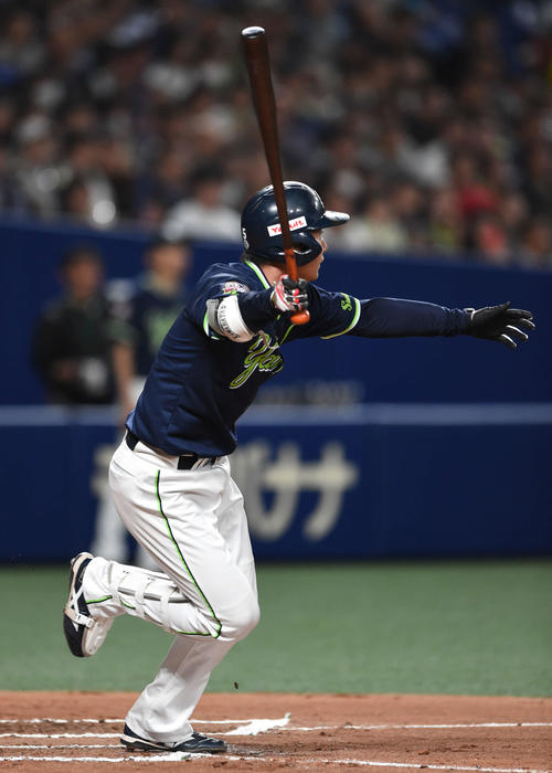 中日対ヤクルト　6回表ヤクルト1死一、二塁、左前適時打を放ち通算1000安打を達成した川端（撮影・森本幸一）