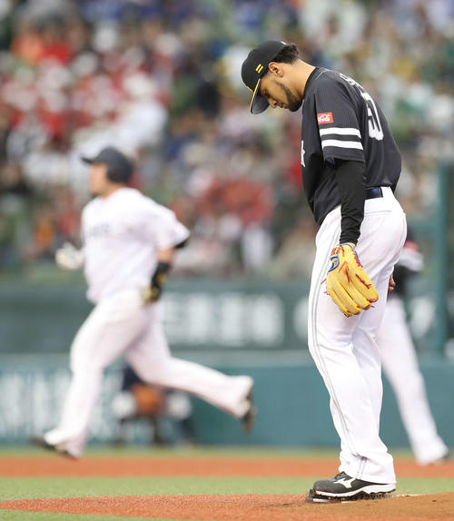 西武対ソフトバンク　3回裏西武無死、山川（後方）に本塁打を浴び、がっくりとうつむくスアレス（撮影・河野匠）