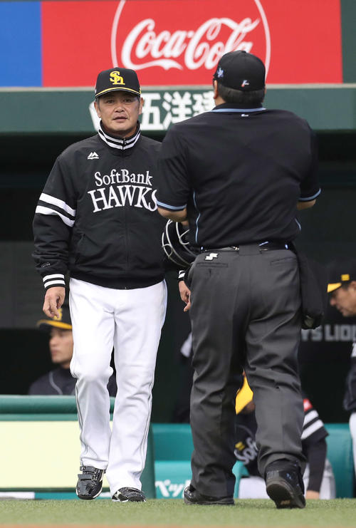西武対ソフトバンク　3回裏西武無死一塁、スアレスの降板を告げる工藤監督（撮影・河野匠）