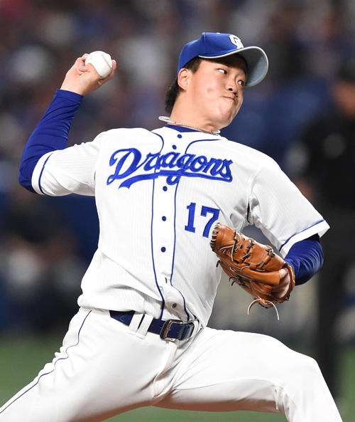 粘りの投球をみせる中日先発の柳（撮影・森本幸一）
