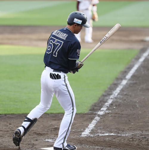 楽天対オリックス　9回表オリックス1死一塁、中川は空振り三振に倒れる（撮影・林敏行）