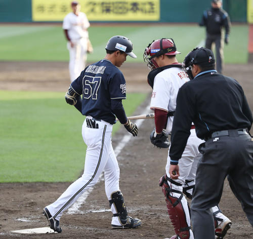 楽天対オリックス　9回表オリックス1死一塁、中川は空振り三振に倒れる（撮影・林敏行）