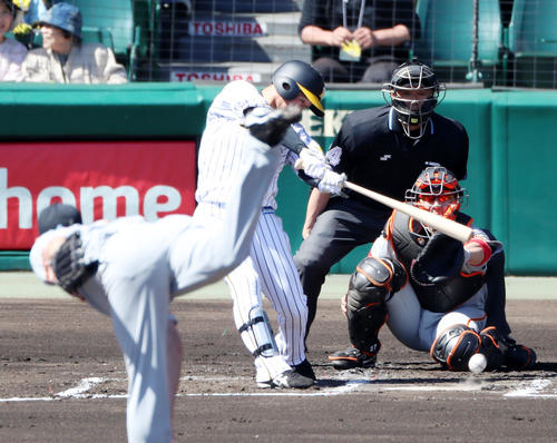 阪神対巨人　1回裏阪神無死、近本は遊ゴロ内野安打を放つ（撮影・加藤哉）