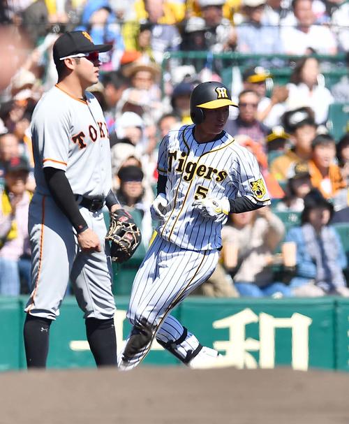 1回裏阪神無死、内野安打を放った近本はヤングマンの悪送球で三塁へ向かう（撮影・上田博志）