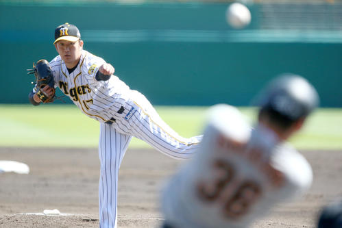 阪神対巨人　2回表巨人1死一塁、阪神岩貞は石川に中越え2点本塁打を浴びる（撮影・上山淳一）