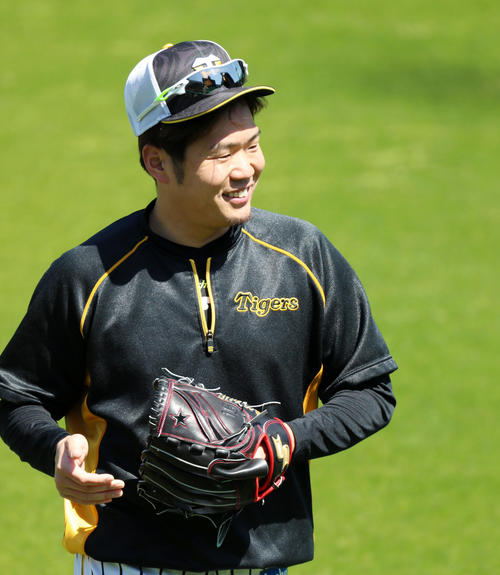 阪神対巨人　練習中笑顔を見せる西（撮影・加藤哉）