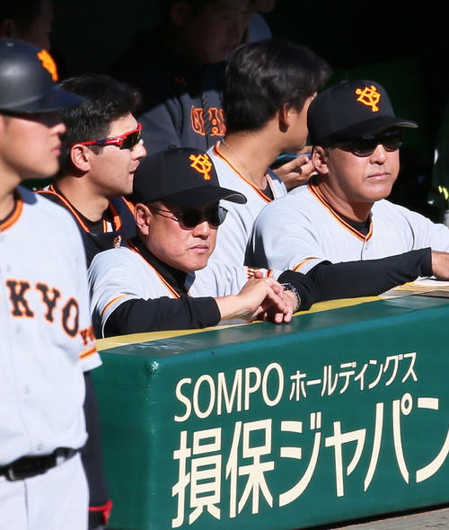6回表、戦況を見守る原監督（中央）（撮影・上山淳一）