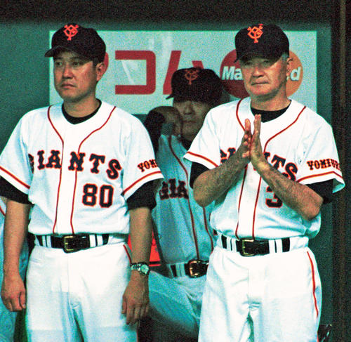 巨人原コーチ（左）と長嶋監督（2000年5月25日撮影）