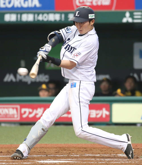 西武対ソフトバンク　2回裏西武2死二塁、適時打を放つ源田（撮影・河野匠）