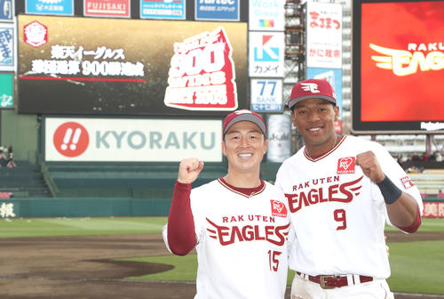 楽天対オリックス　オリックスに勝利して球団通算900勝を達成し、ガッツポーズする楽天美馬（左）とオコエ（撮影・林敏行）