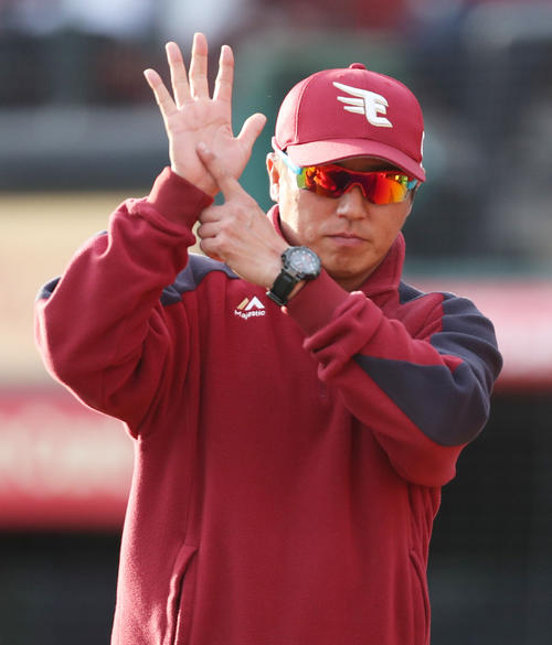 楽天対オリックス　8回裏を終え、選手交代を告げて選手に指示を出す楽天平石監督（撮影・林敏行）