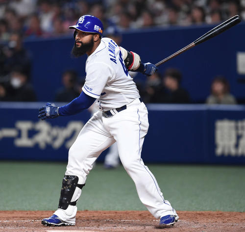 中日対ヤクルト　5回裏中日無死二塁、左適時打を放ったアルモンテ（撮影・森本幸一）