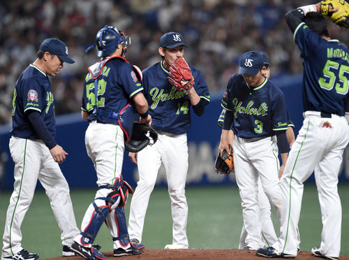 中日対ヤクルト　1回裏中日1死一、三塁、田畑投手コーチ（左）らナインとマウンド付近で話をする高梨（中央）（撮影・森本幸一）