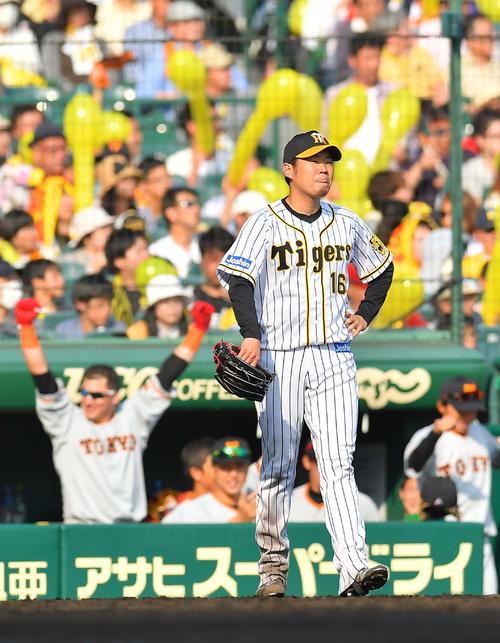 阪神対巨人　7回表巨人2死二塁、山本泰寛に右中間適時三塁打を浴び渋い表情を見せる西勇輝（撮影・上田博志）