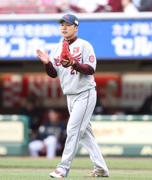 楽天対オリックス　5回表オリックス1死二塁、福田を左飛に仕留め、拍手する釜田（撮影・林敏行）