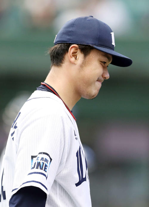 西武対ソフトバンク　3回表を終え、先制点を奪われた高橋光は悔しそうにベンチに戻る（撮影・河野匠）
