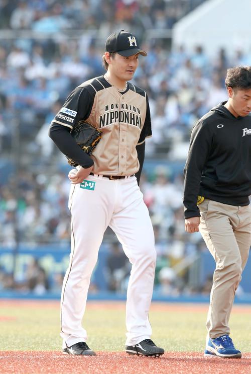 ロッテ対日本ハム　7回裏、マウンドに上がった直後に降板する有原（撮影・黒川智章）