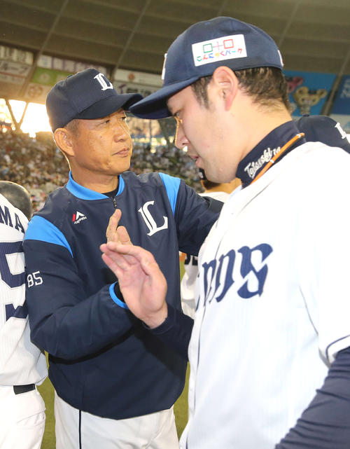 西武対ソフトバンク　ソフトバンクを下し、9回を抑えた増田（手前）を迎える辻監督（撮影・河野匠）