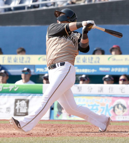 5回表日本ハム無死、右越え本塁打を放つ中田（撮影・黒川智章）