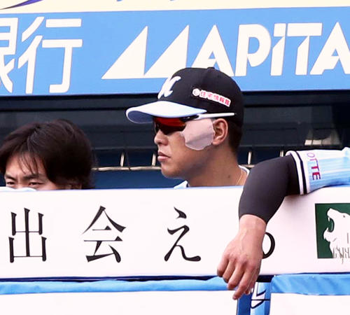 練習中に左目下を切り手当をうける中村奨(撮影・黒川智章)