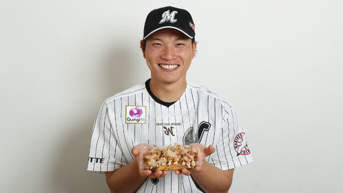「岩下の新生姜お好み焼き」を手に笑顔のロッテ岩下（球団提供）