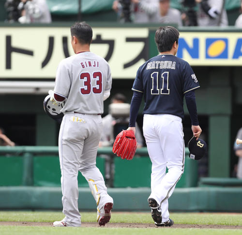 楽天対オリックス　2回裏楽天1死、銀次への頭部死球で、退場処分となる松葉（撮影・林敏行）