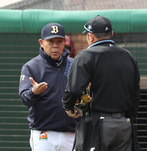 楽天対オリックス　2回裏楽天1死、銀次への頭部死球で松葉が退場となり、抗議するオリックス西村監督（撮影・林敏行）