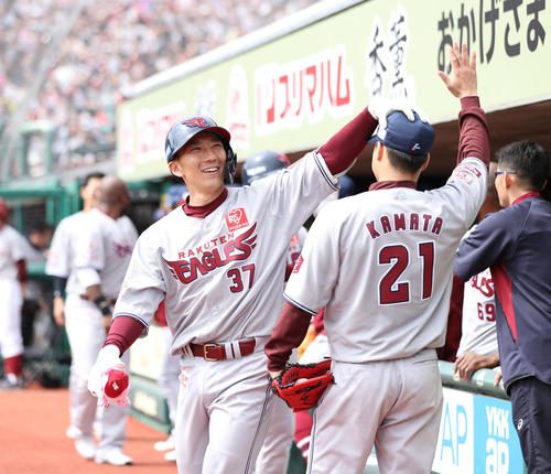 楽天対オリックス　2回裏楽天2死一塁、嶋は先制の左越え2点本塁打を放ち、ベンチで出迎えた釜田の頭をなでる（撮影・林敏行）