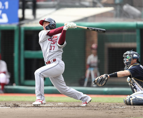 楽天対オリックス　2回裏楽天2死一塁、嶋は先制の左越え2点本塁打を放つ（撮影・林敏行）