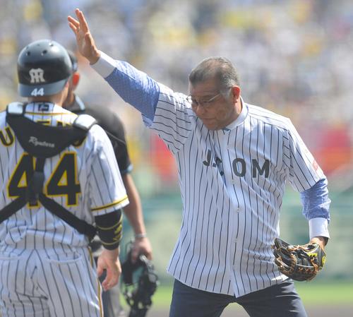 阪神対巨人　始球式を務めた掛布雅之SEA（撮影・上田博志）