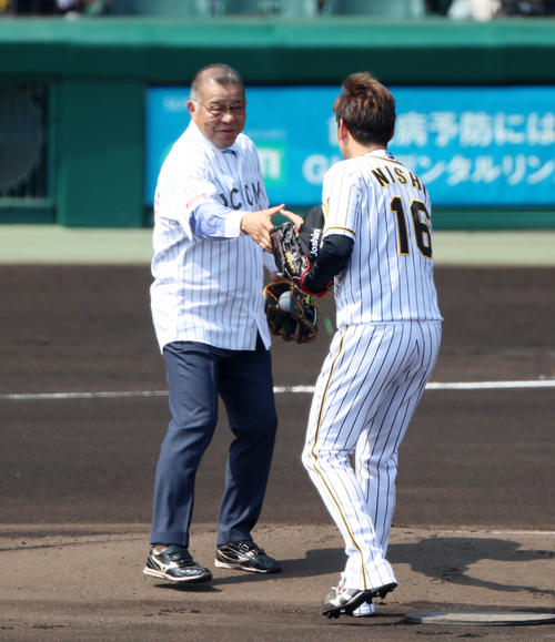 阪神対巨人　始球式に登場した掛布SEA（左）は西と握手する（撮影・加藤哉）