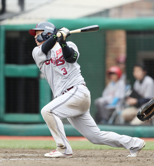 楽天対オリックス　4回裏楽天1死一、三塁、浅村は右中間へ適時二塁打を放つ（撮影・林敏行）