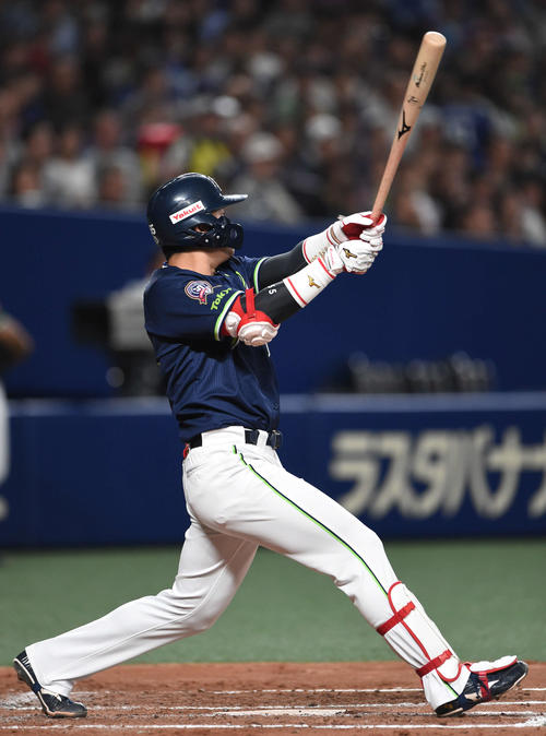中日対ヤクルト　2回表ヤクルト2死一塁、左越え適時二塁打を放った村上（撮影・森本幸一）