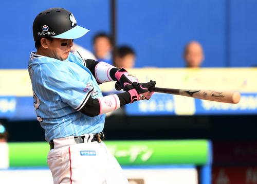 ロッテ対日本ハム　5回表ロッテ2死二塁、中前適時打を放つ田村（撮影・横山健太）
