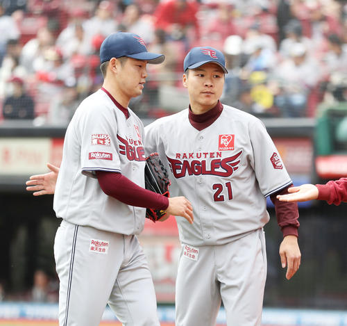 楽天対オリックス　6回表を終え、森原康平（左）を出迎える楽天釜田（撮影・林敏行）