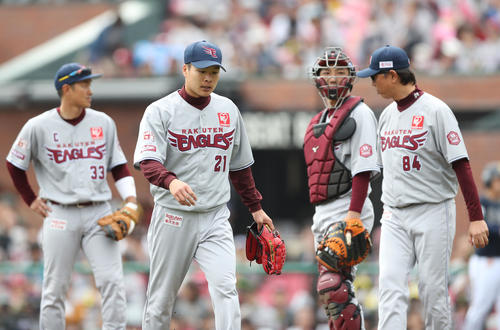 楽天対オリックス　6回表オリックス1死一、二塁、西野に左前打を許し、降板する釜田（左から2人目）（撮影・林敏行）