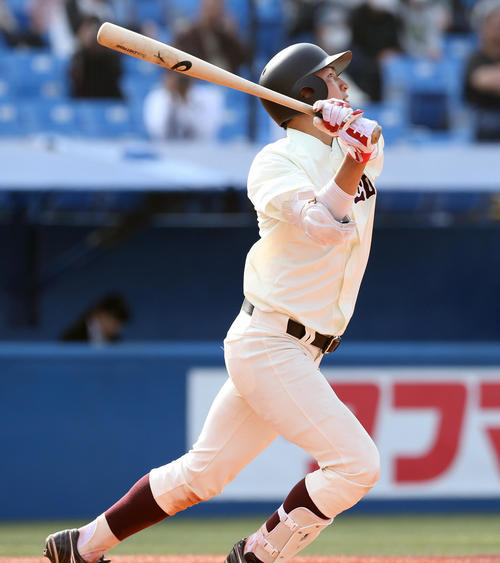 早大対東大　7回表早大2死　右中間にソロ本塁打を放つ加藤（撮影・大野祥一）