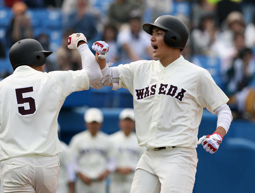 早大対東大　3回表早大2死二塁　2点本塁打を放ち、福岡（左）と喜ぶ加藤（撮影・大野祥一）