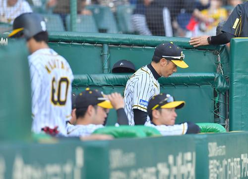 阪神対巨人　巨人に開幕6連敗を喫し力なくあいさつに向かう矢野監督（撮影・上田博志）