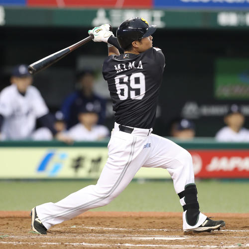 西武対ソフトバンク　9回表ソフトバンク2死、2者連続となる本塁打を放つ美間（撮影・河野匠）