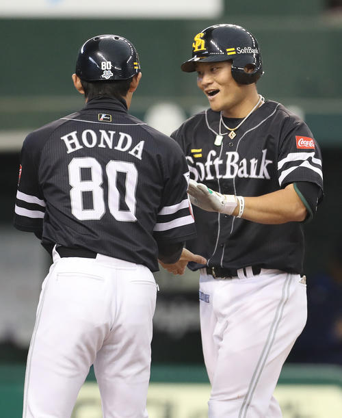 西武対ソフトバンク　9回表ソフトバンク2死、2者連続となる本塁打を放ち本多コーチ（左）に迎えられる美間（撮影・河野匠）