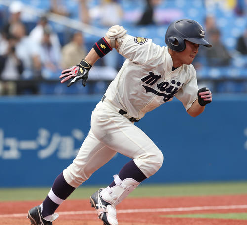 立大対明大　4回裏明大2死一、二塁　全力疾走し遊安打にする丸山（撮影・大野祥一）