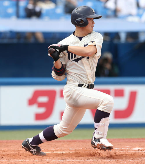 立大対明大　4回裏明大2死一、二塁　遊安打を放つ明大・丸山（撮影・大野祥一）